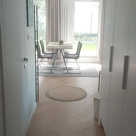 Apartment Spacious With Garden Warsaw