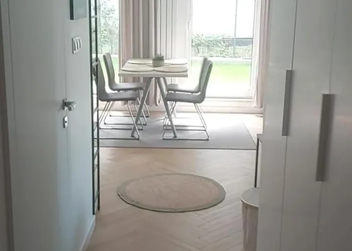 Apartment Spacious With Garden Warsaw